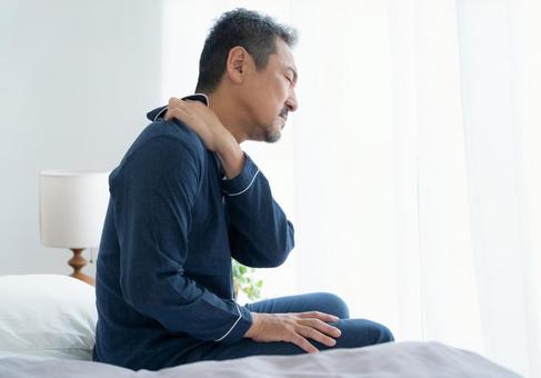 朝起きたら体調の悪いミドルの男性 朝起きたら体調の悪いミドルの男性 男性,ミドル,肩こりの写真素材