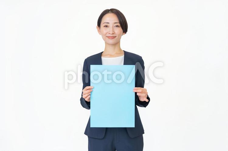 青い紙を持つスーツを着た女性 ビジネスマン,ホワイトボード,ボードの写真素材