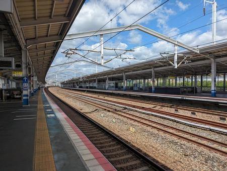 山陽新幹線福山駅ホームと線路と通過線 山陽新幹線福山駅ホームと線路と通過線の写真