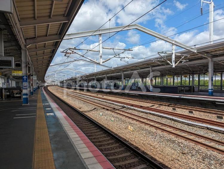 山陽新幹線福山駅ホームと線路と通過線 山陽新幹線,鉄道,福山駅の写真素材