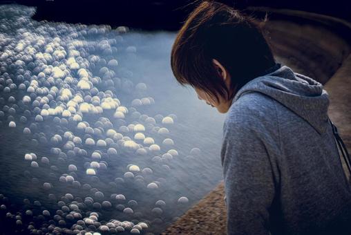 <素材>秋の海辺を一人散歩する女性 <素材>秋の海辺を一人散歩する女性 女性,悩む,海の写真素材