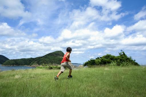 <素材>夏の芝生公園を駆け回る男の子 <素材>夏の芝生公園を駆け回る男の子 子供,男性,人物の写真素材