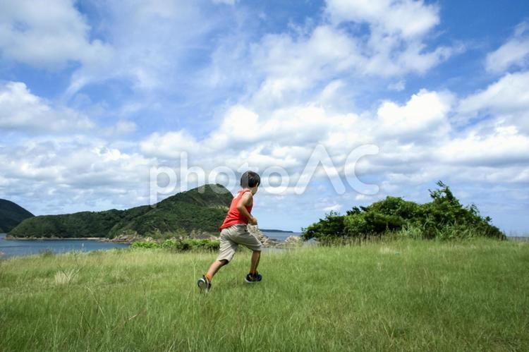 ＜素材＞夏の芝生公園を駆け回る男の子 子供,男性,人物の写真素材