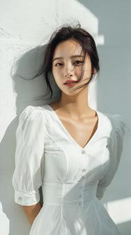 感情を秘めた眼差し：白いドレスの若い女性の写真