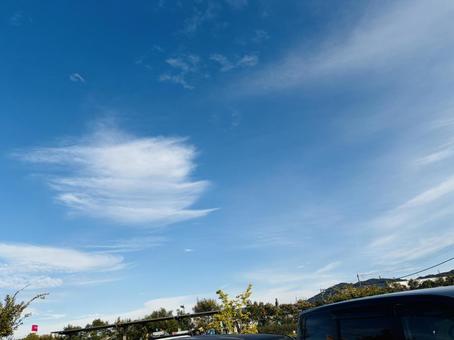 駐車場からの青空 空,青空,曇りの写真素材