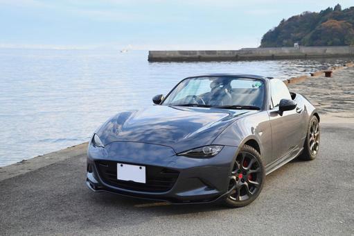 海と国産ライトウェイトオープンカー スポーツカー,駐車,ロードスターの写真素材