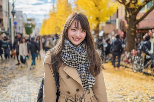 紅葉を背景に笑顔の女性 紅葉を背景に笑顔の女性の写真