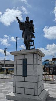 成田線佐原駅前に立つ伊能忠敬像 成田線佐原駅前に立つ伊能忠敬像の写真