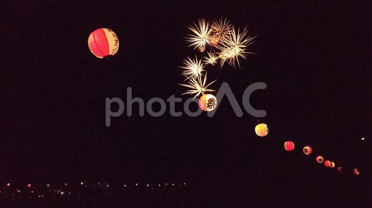 夜空と花火と提灯 花火,夜,提灯の写真素材
