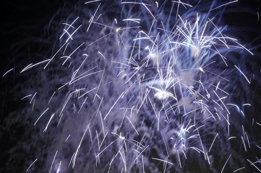 夜空に広がる花火の光 夜空に広がる花火の光 花火,花火大会,夏の写真素材
