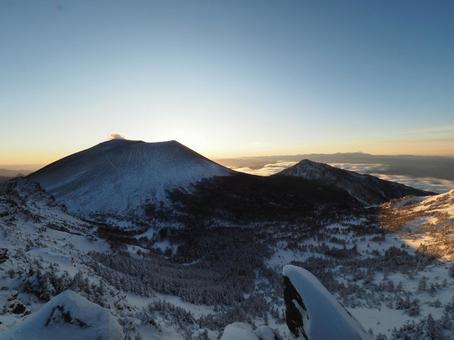 雪景色・冬の浅間山(ガトーショコラ) 雪景色・冬の浅間山(ガトーショコラ) 浅間山,黒斑山,雪の写真素材