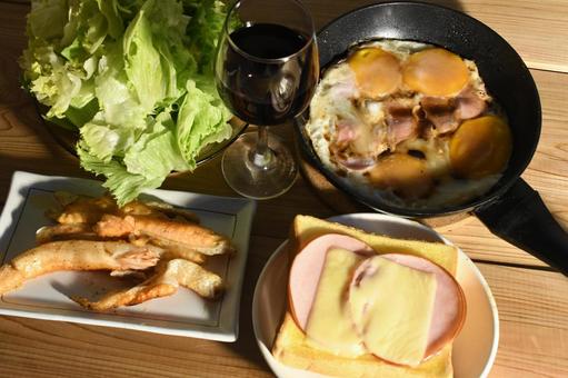 晩酌  晩酌  晩酌,赤ワイン,トラウトサーモンの写真素材