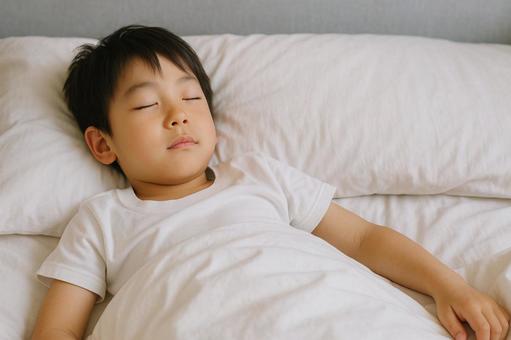 仰向けで眠る日本人小学生 仰向けで眠る日本人小学生の写真