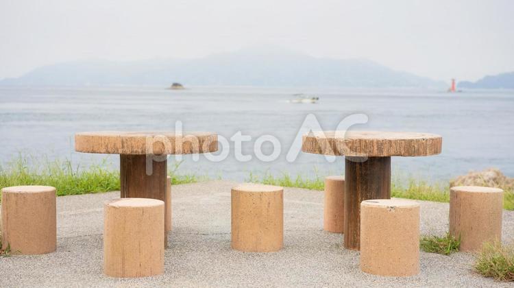 瀬戸内海を眺望できる場所にある机とイス 海,風景,自然の写真素材
