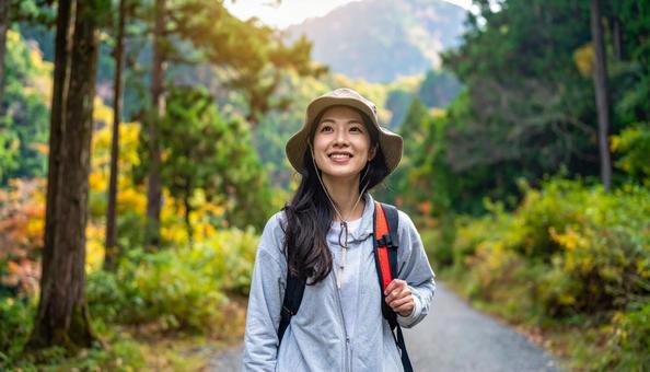 秋の山をトレッキング・登山する日本人女性 秋の山をトレッキング・登山する日本人女性の写真