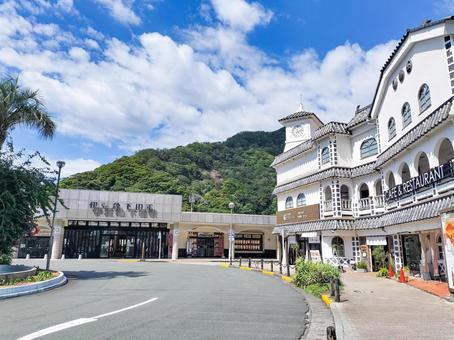 伊豆急下田駅駅前ロータリーと駅舎 伊豆急下田駅,駅前,ロータリーの写真素材