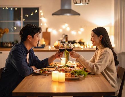 晩酌を楽しむ仲良し夫婦 晩酌を楽しむ仲良し夫婦の写真