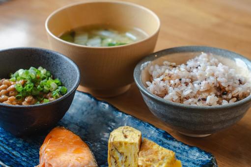和朝食の定番メニュー 和朝食の定番メニュー 和朝食,朝食,納豆の写真素材