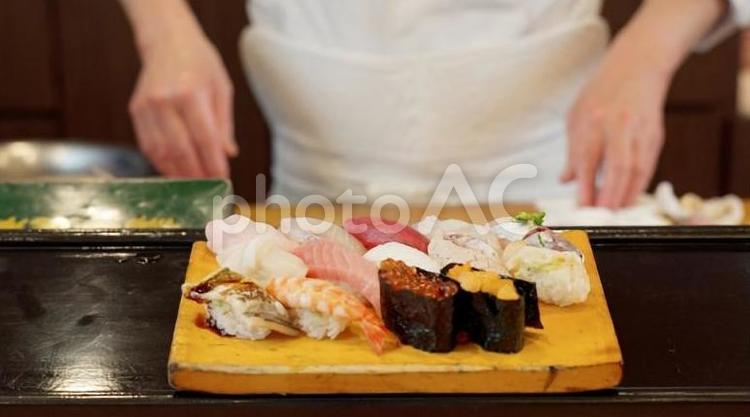  寿司を差し出す料理人の手元 寿司,料理,差し出すの写真素材