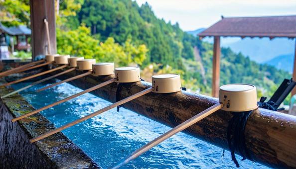 神社の手水舎のひしゃく 神社の手水舎のひしゃくの写真