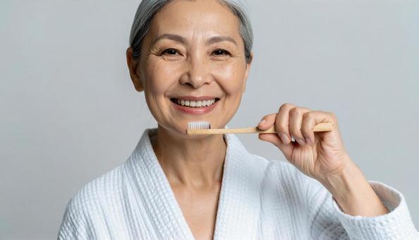 歯磨きするシニア女性 歯磨きするシニア女性の写真