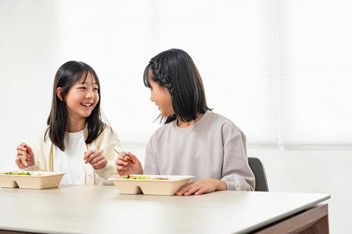 ご飯を食べる女の子 ご飯を食べる女の子 家族,食事,子どもの写真素材