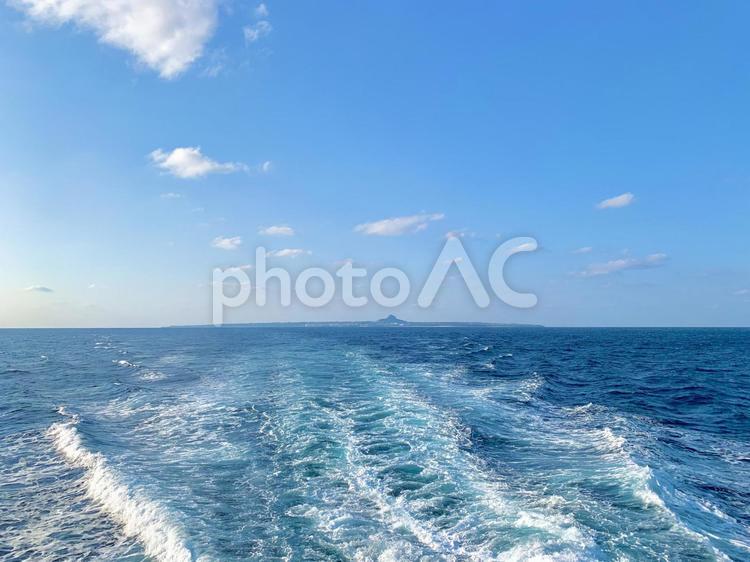 沖縄　船から見える海と空2 海,空,青空の写真素材