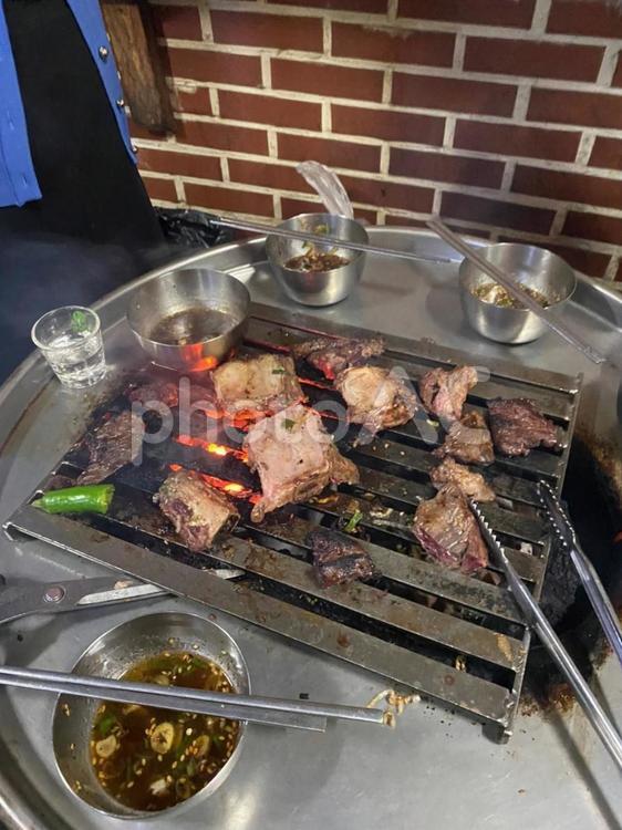 韓国　ドラム缶焼肉　骨付きカルビ 韓国料理,カルビ,ドラム缶の写真素材