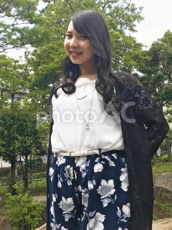 公園と女性　k014 20代,あまえ,お姉さんの写真素材