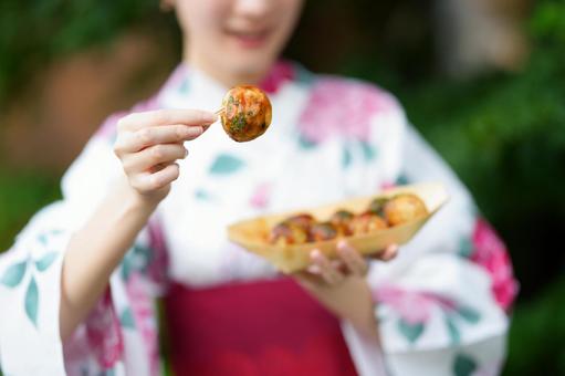 浴衣姿の女性が屋台の食べ物を持つ たこ焼き,食べ物,持つの写真素材