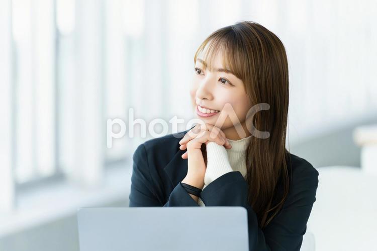 パソコンを使う女性・ビジネスウーマン 女性,パソコン,働くの写真素材