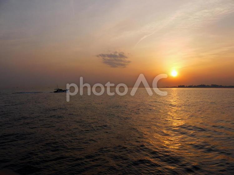 舞子浜の夕暮れの海 海,水,夕日の写真素材