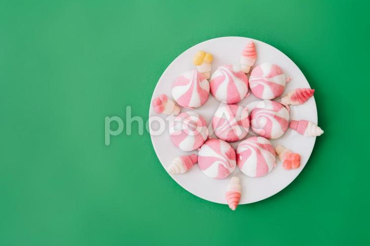 緑の背景に背景にマシュマロとチョコレート マシュマロ,ピンク,カラー背景の写真素材