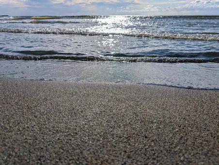 砂浜と日が沈みつつある海 砂浜と日が沈みつつある海 砂浜,海,波の写真素材