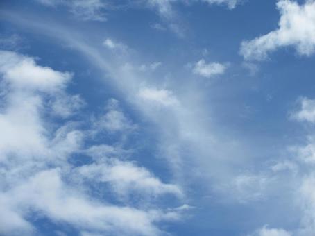 青い空に膜をはる白い雲 青い空に膜をはる白い雲の写真