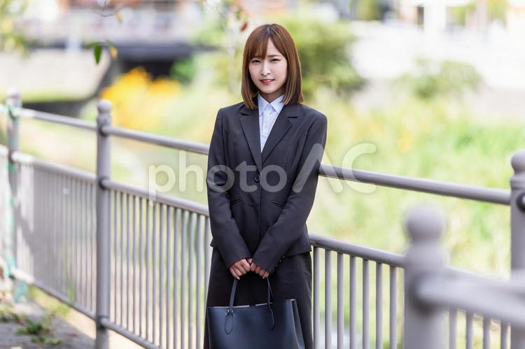 スーツを着たカメラ目線の女性 スーツ,女性,カメラ目線の写真素材