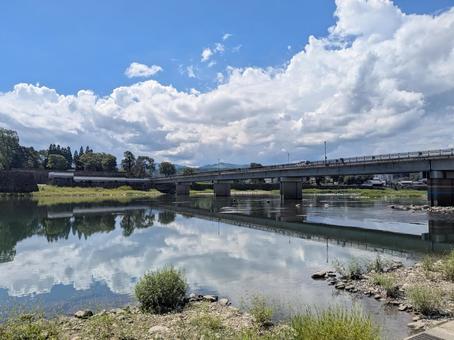 人吉城跡へ繋がる球磨川・水の手橋 人吉城跡へ繋がる球磨川・水の手橋 水の手橋,球磨川,熊本の写真素材