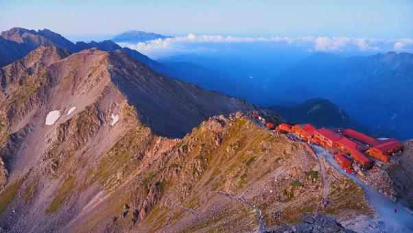 日の出前の槍ヶ岳山荘 山,登山,槍ヶ岳の写真素材
