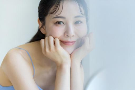 スキンケアをする女性 スキンケアをする女性 美容,ビューティー,女性の写真素材