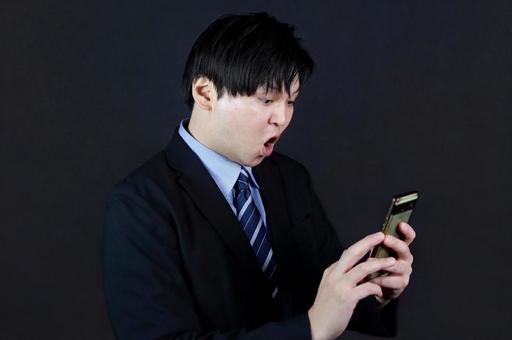 スマホを驚く男性 スマホを驚く男性 スマートフォン,ビジネスマン,男性の写真素材