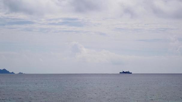 慶良間海峡を航行するフェリーざまみ 慶良間海峡を航行するフェリーざまみの写真