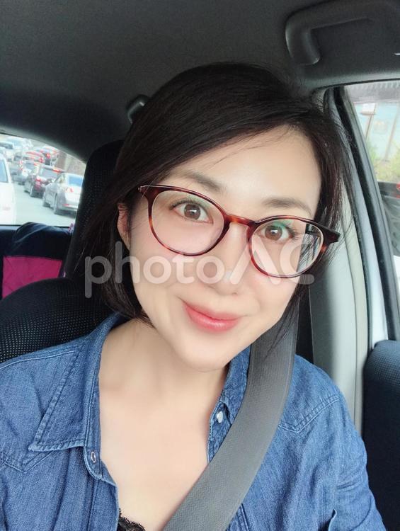 自撮りする女性 笑顔,スマイル,楽しいの写真素材