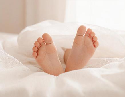 小さい子どもの足の裏 小さい子どもの足の裏の写真