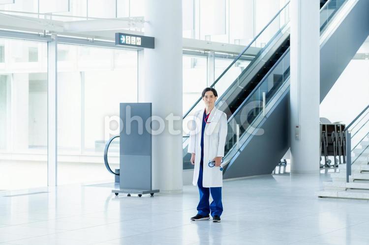 医療施設で働く白衣の男性 医師,白衣,看護師の写真素材