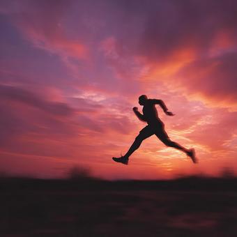 ゴールを目指して走るランナーのシルエット ゴールを目指して走るランナーのシルエットの写真