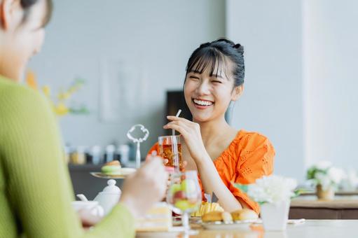 カフェでアフタヌーンティーを楽しむ女性 カフェでアフタヌーンティーを楽しむ女性 女性,アフタヌーンティー,ヌン活の写真素材