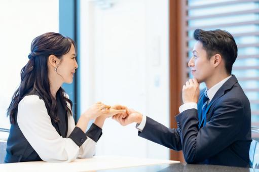 デートシーン デート,恋人,カップルの写真素材