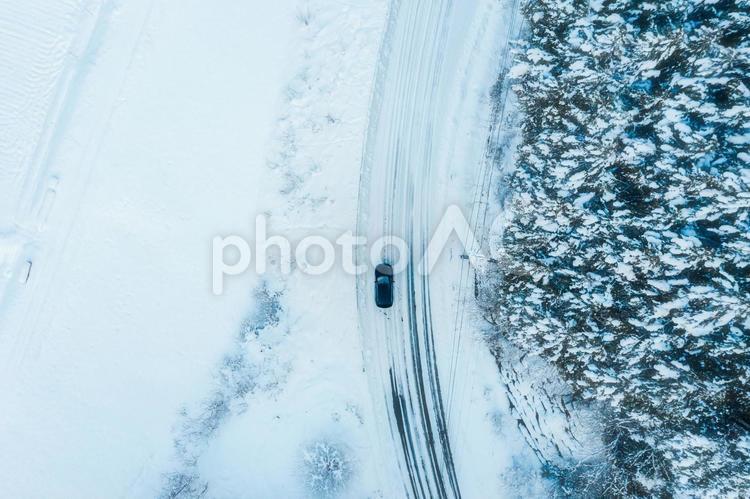 冬の道路を走る車 風景,自然,ハイキングの写真素材