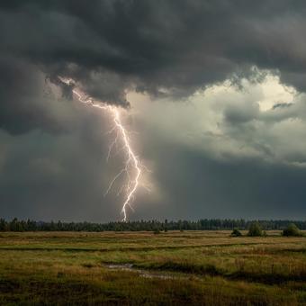 光を放つ雷と分厚い雲 光を放つ雷と分厚い雲の写真