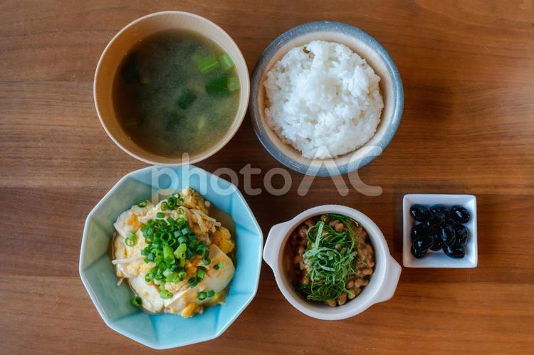 白ご飯と味噌汁付きの健康的な食事 和食,朝ごはん,朝食の写真素材